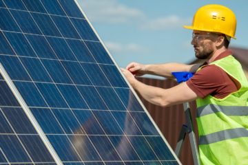 Energetische Sanierung - Installation einer Solaranlage auf einem Hausdach