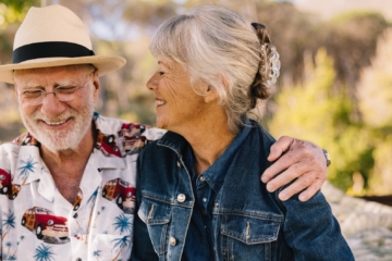 Seniorenreisen - glückliches Paar im Urlaub