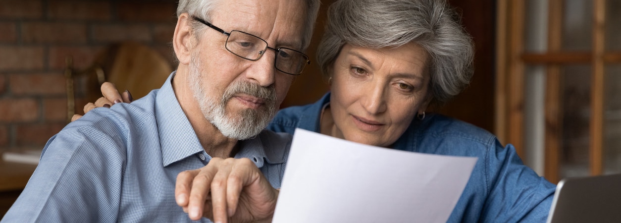 Ältere Immobilieneigentümer informieren sich über das Thema Eigentümergrundschuld