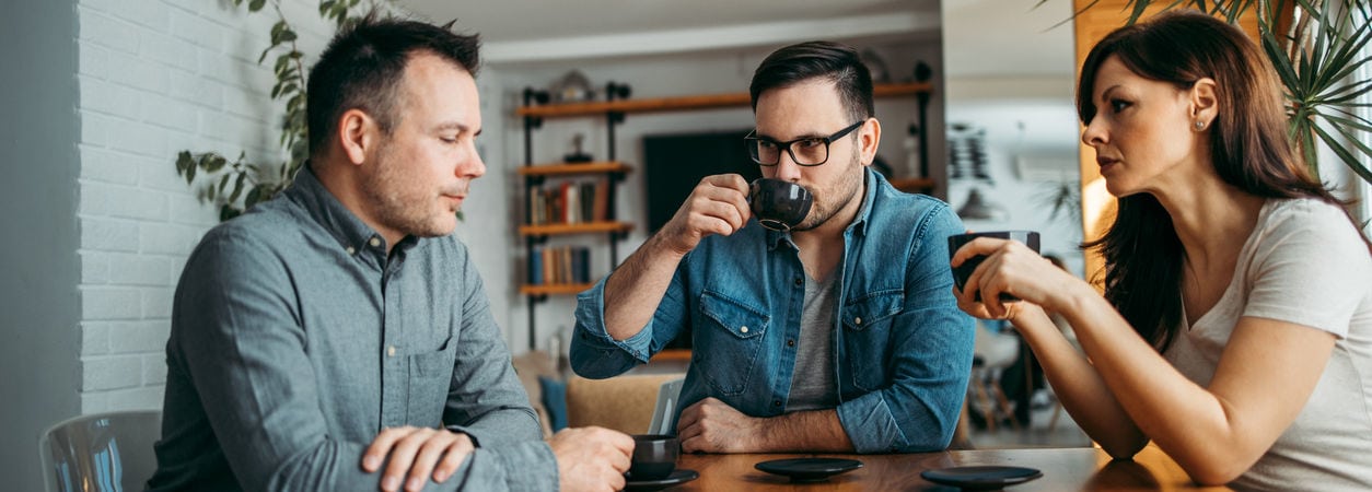 Erbengemeinschaft spricht am Tisch über die Erbmasse des Erblassers